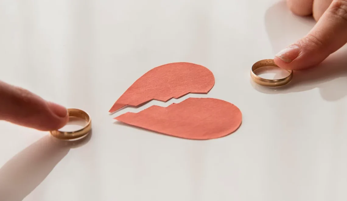 Divorțul reprezentat prin o inimă ruptă și verighete separate pentur ilustrarea unui articol de consiliere în divorț - psiholog Cluj-Napoca